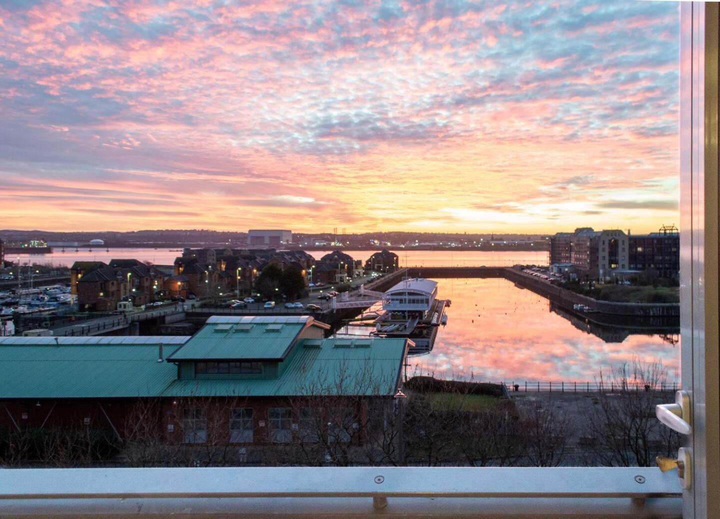 Stunning Mersey View Flat W Parking In 리버풀 외부 사진